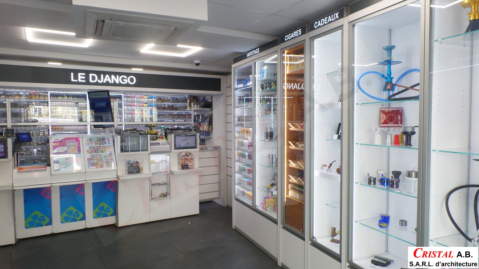 Agencement du tabac Le Django avec comptoir FDJ et vitrines d'exposition pour vapotage, cigares et cadeaux.