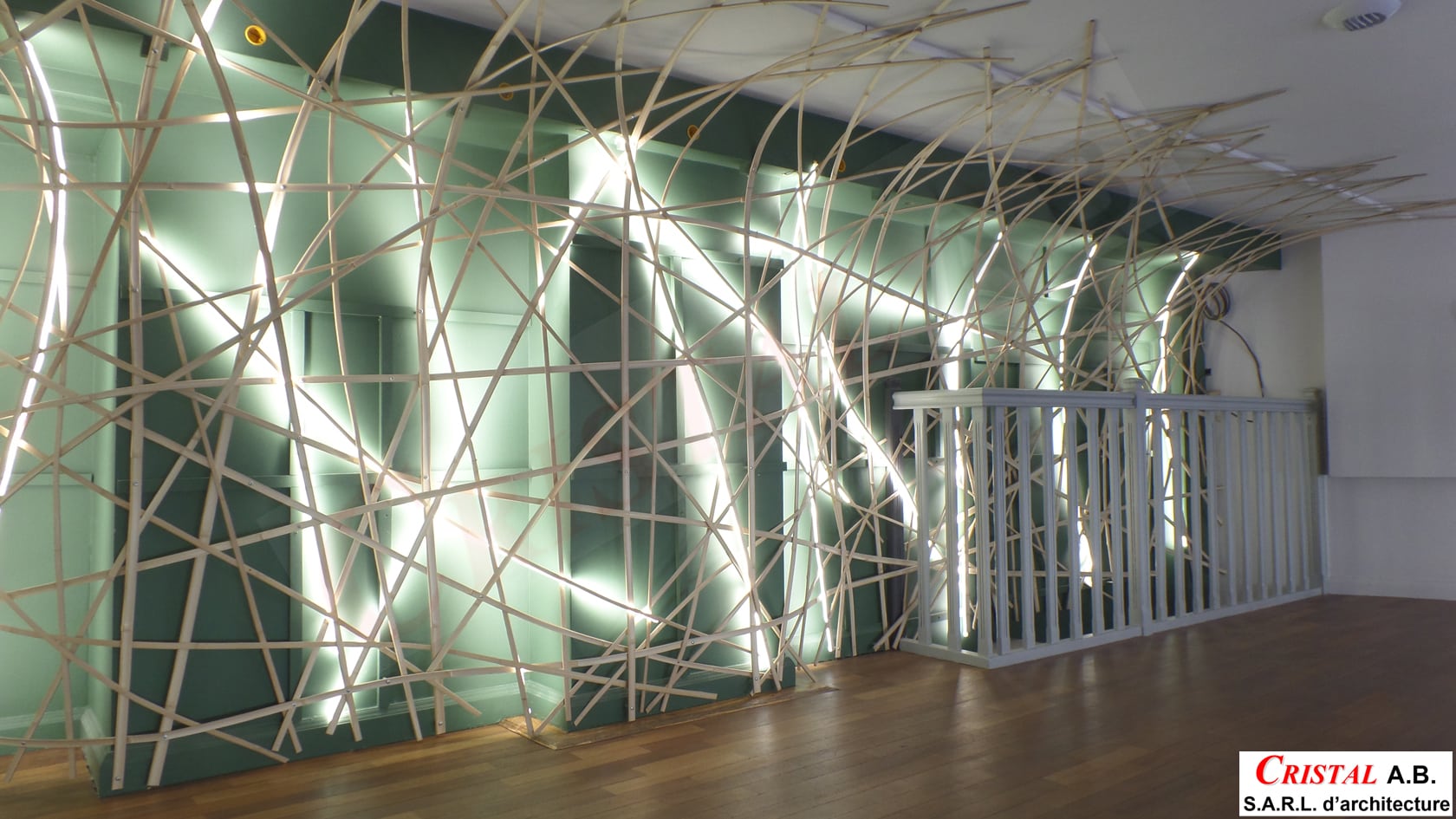 Mur décoratif en bois et LED Cristal AB, design architectural moderne avec jeux de lumière sur fond vert.