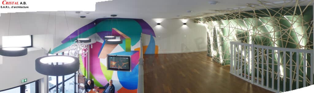 Intérieur moderne par CRISTAL A.B. : fresque murale colorée, paroi en bois tressé lumineux et mezzanine design.