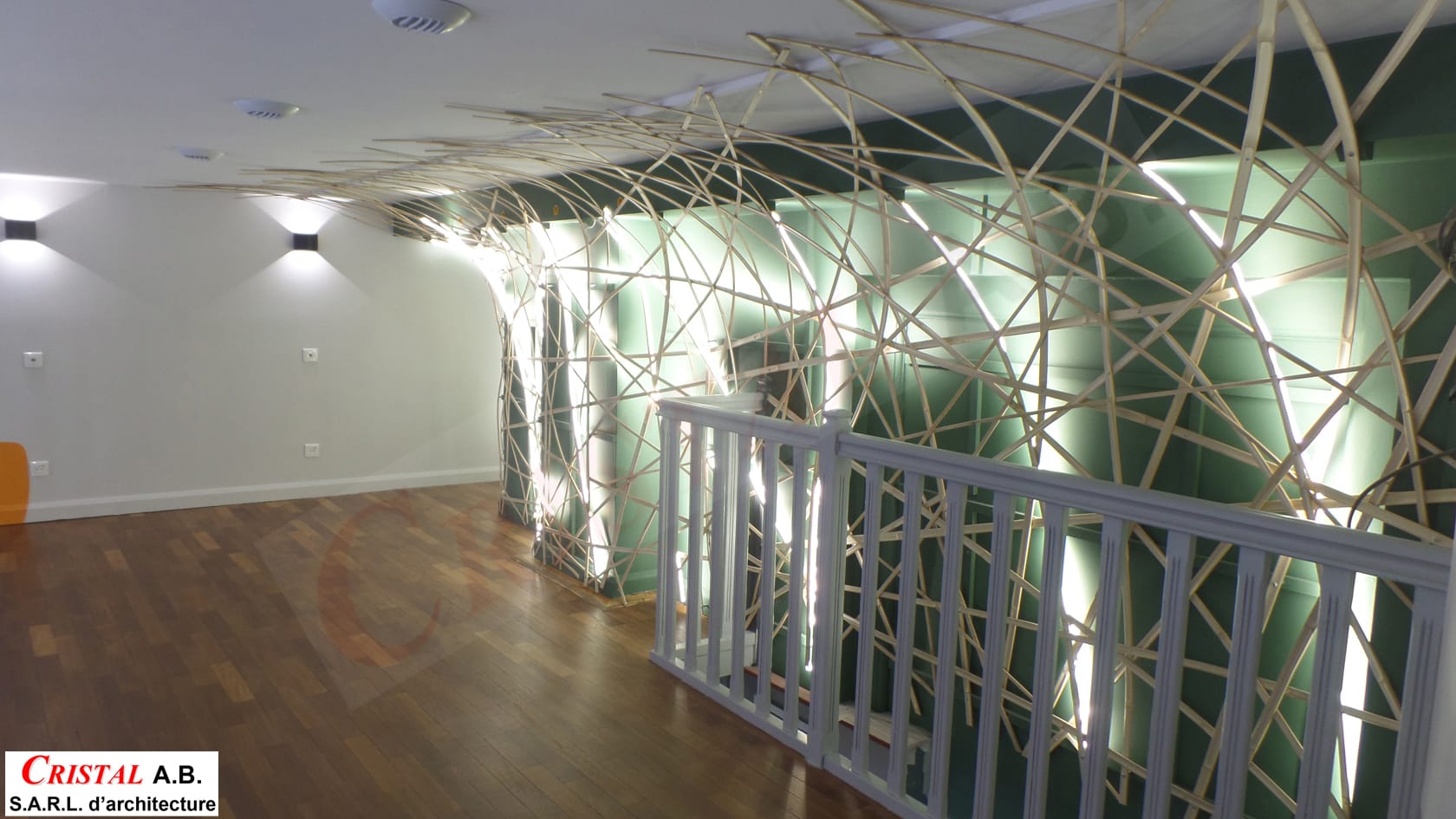 Sculpture en bois entrelacé et éclairage LED sur mur vert par Cristal A.B. architecture dans un intérieur moderne.