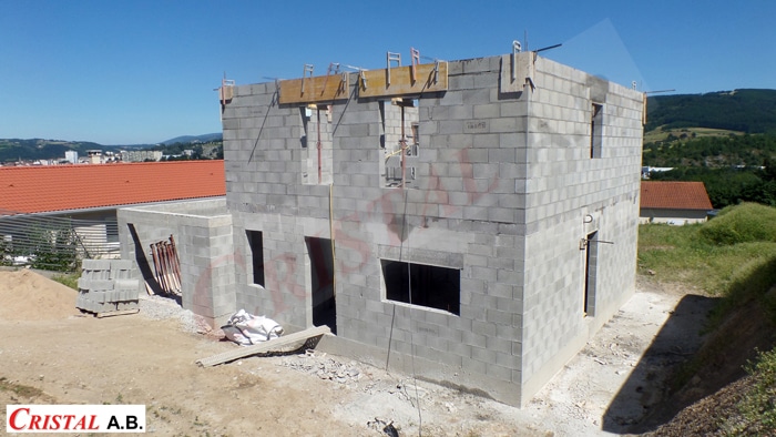 Gros œuvre d'une maison en parpaings Cristal A.B. sur deux étages en cours de construction.