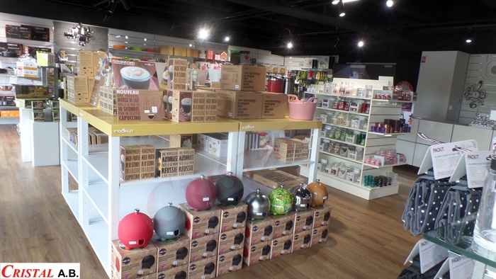 Rayonnage Cookut avec mousseurs à lait, gadgets de cuisine colorés et décoration intérieure Cristal A.B.