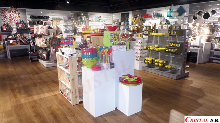 Intérieur du magasin Cristal A.B. avec vaisselle colorée Zak!, articles de cuisine et décoration moderne.