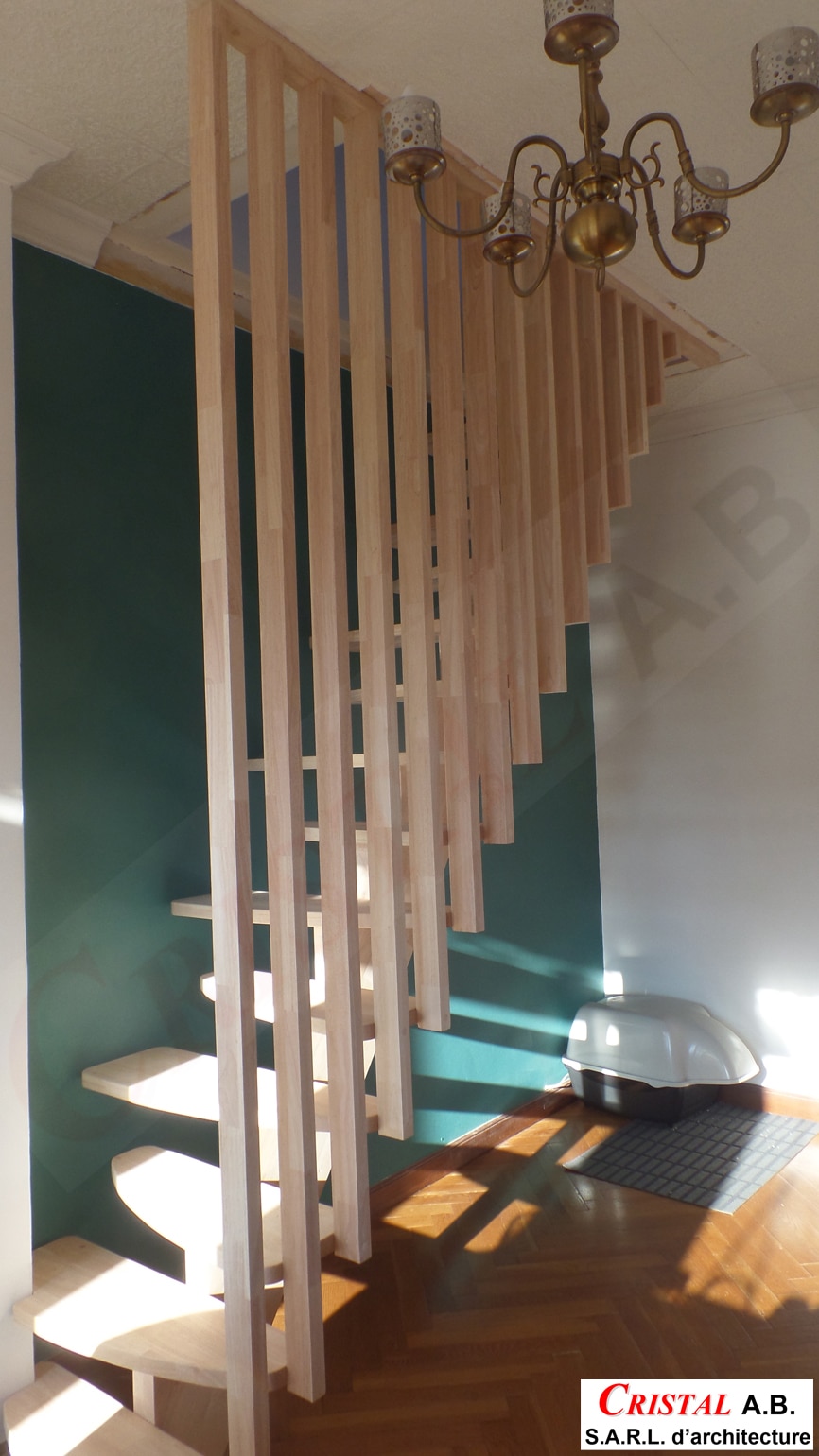Escalier moderne en bois avec claustra vertical et mur vert. Design par Cristal A.B. S.A.R.L. d'architecture.