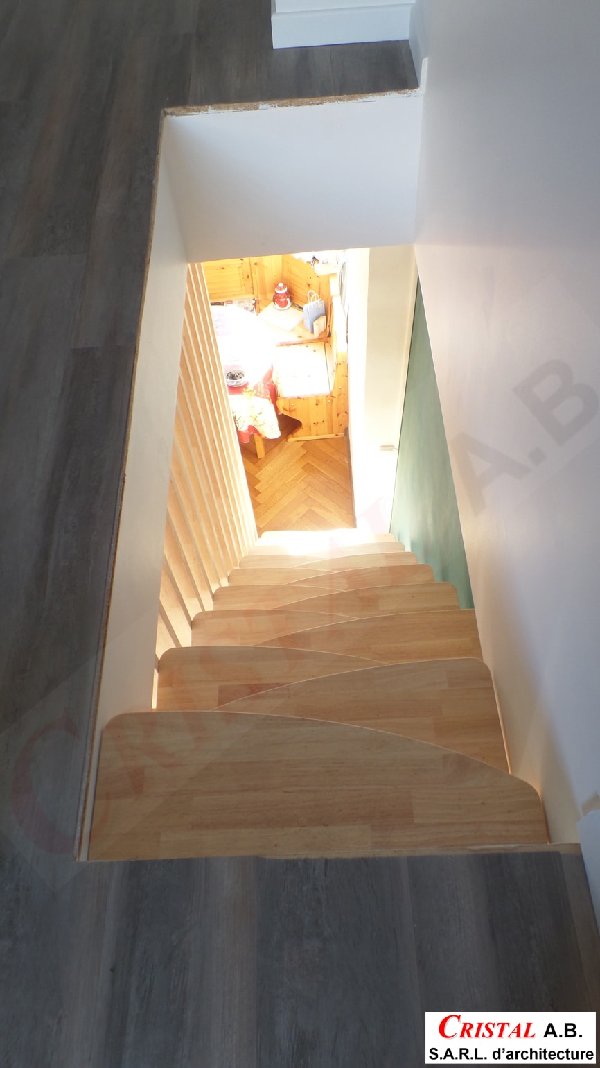 Escalier bois à pas décalés Cristal A.B. S.A.R.L. d’architecture, solution gain de place vue de haut.