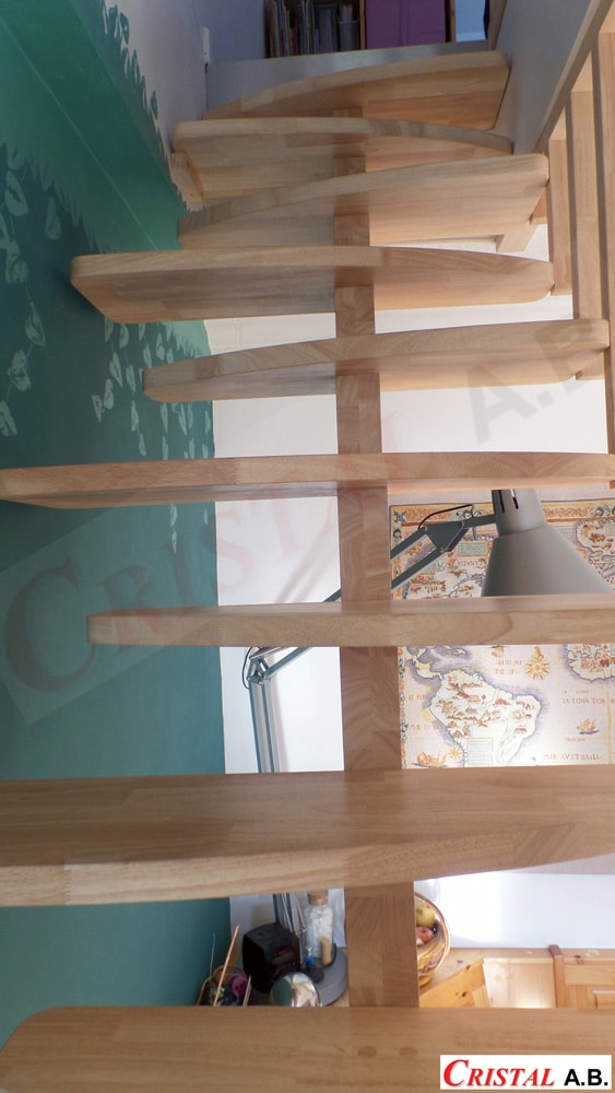 Escalier en bois à pas japonais Cristal A.B. contre un mur vert avec motifs et carte du monde.