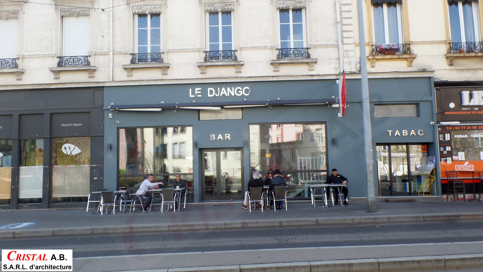 Façade du bar-tabac Le Django avec clients attablés en terrasse, rénovation architecturale moderne.