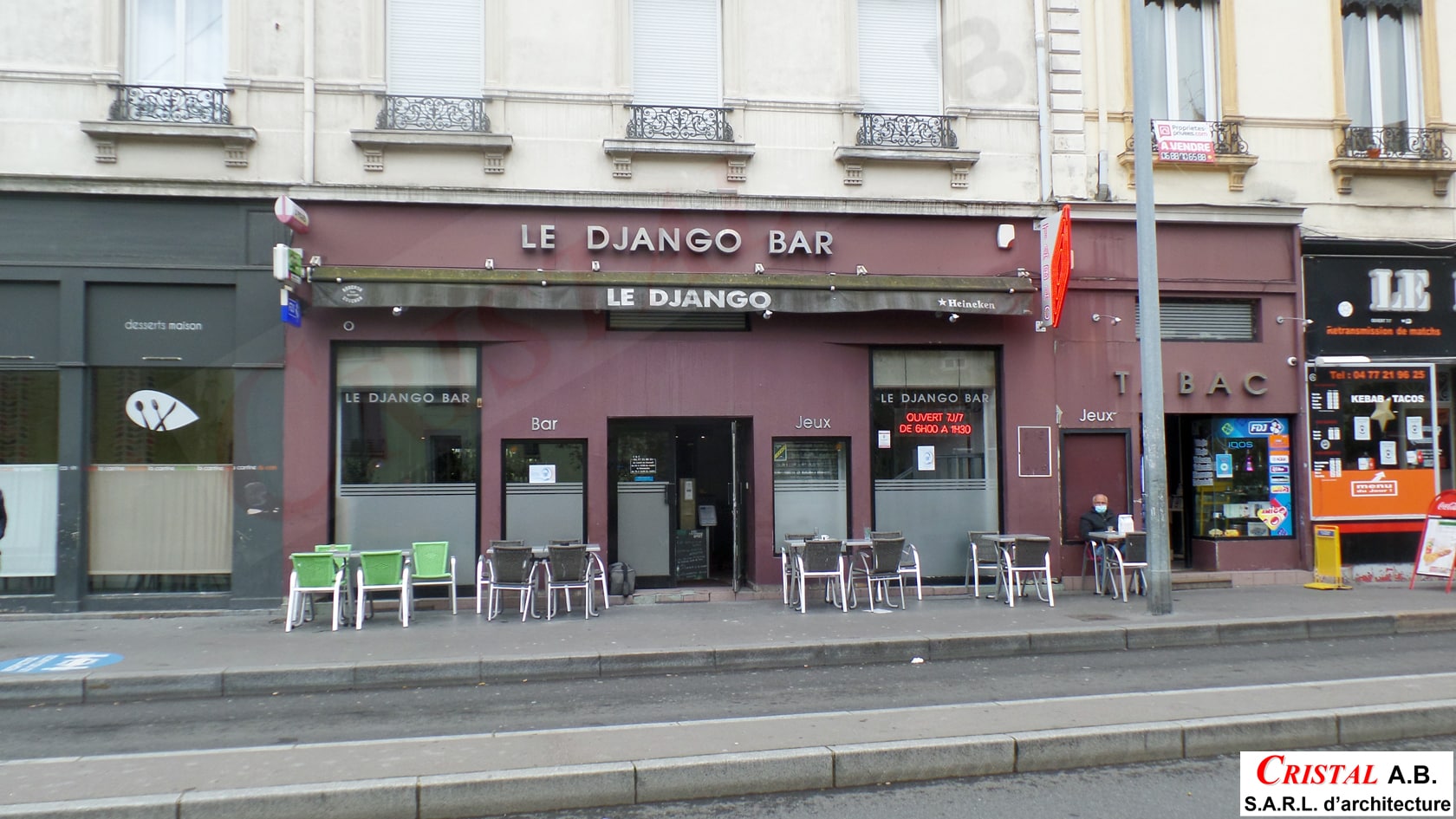 Façade du bar Le Django avec sa terrasse. Enseignes Bar, Jeux et Tabac. Ouvert 7j/7 de 6h00 à 1h30.