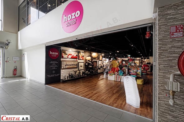 Entrée du magasin hozo, décoration d'intérieur et cadeaux. Logo rose 'hozo ma maison a du goût' au-dessus de l'entrée.