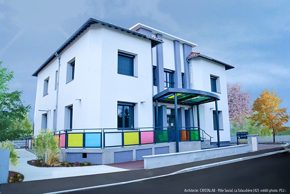 Pôle Social de La Talaudière par CRISTAL AB : bâtiment moderne blanc aux vitrages colorés et entrée couverte.