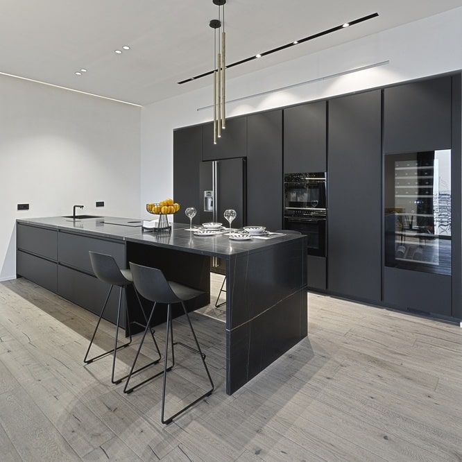 Cuisine Moderne Noire avec Îlot Central et Design Chic Cuisine moderne noire avec îlot central en marbre, tabourets de bar et cave à vin intégrée. Ambiance chic et épurée.